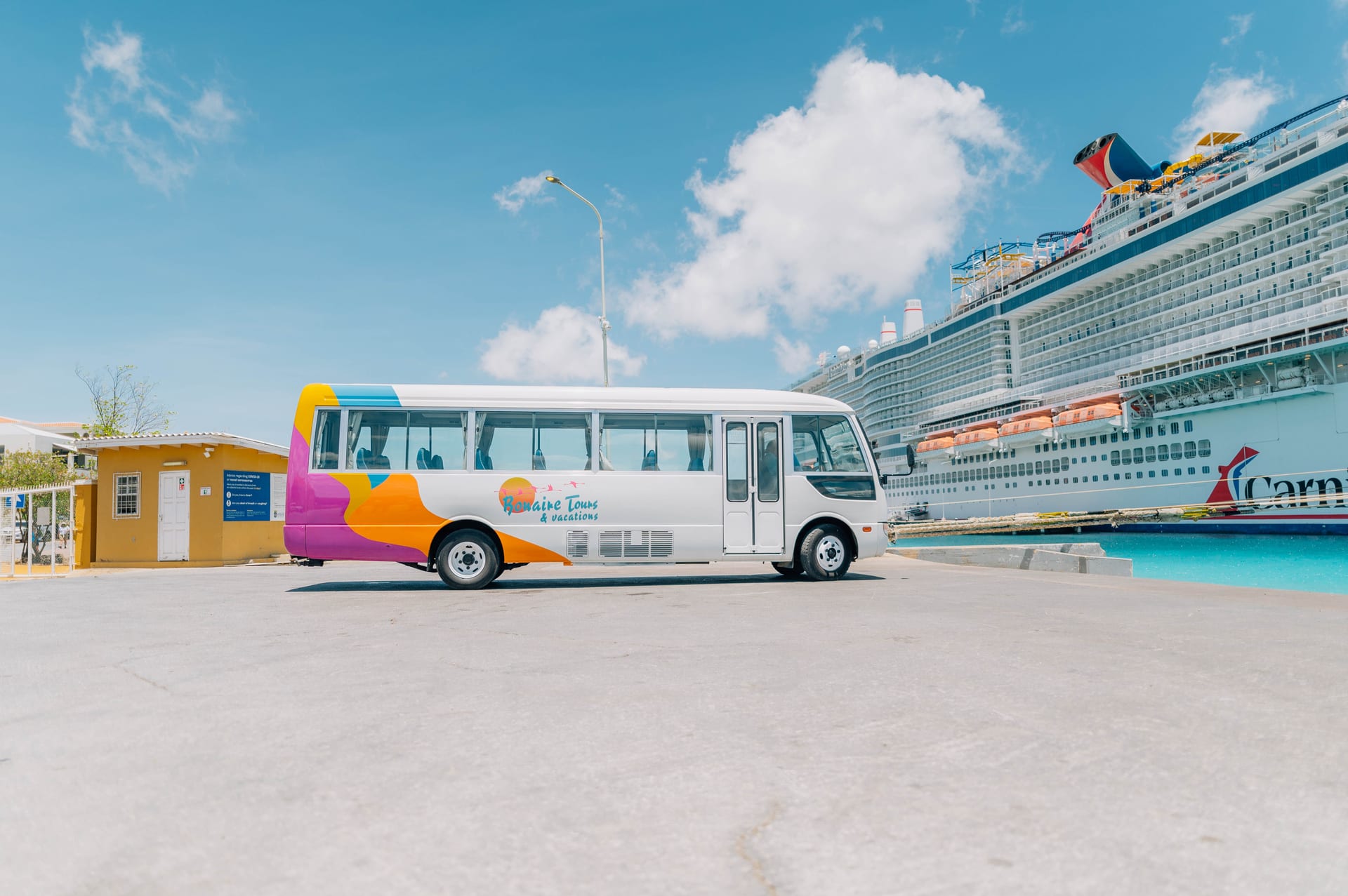 Bonaire Tours coach meeting cruise ship passengers at the pier